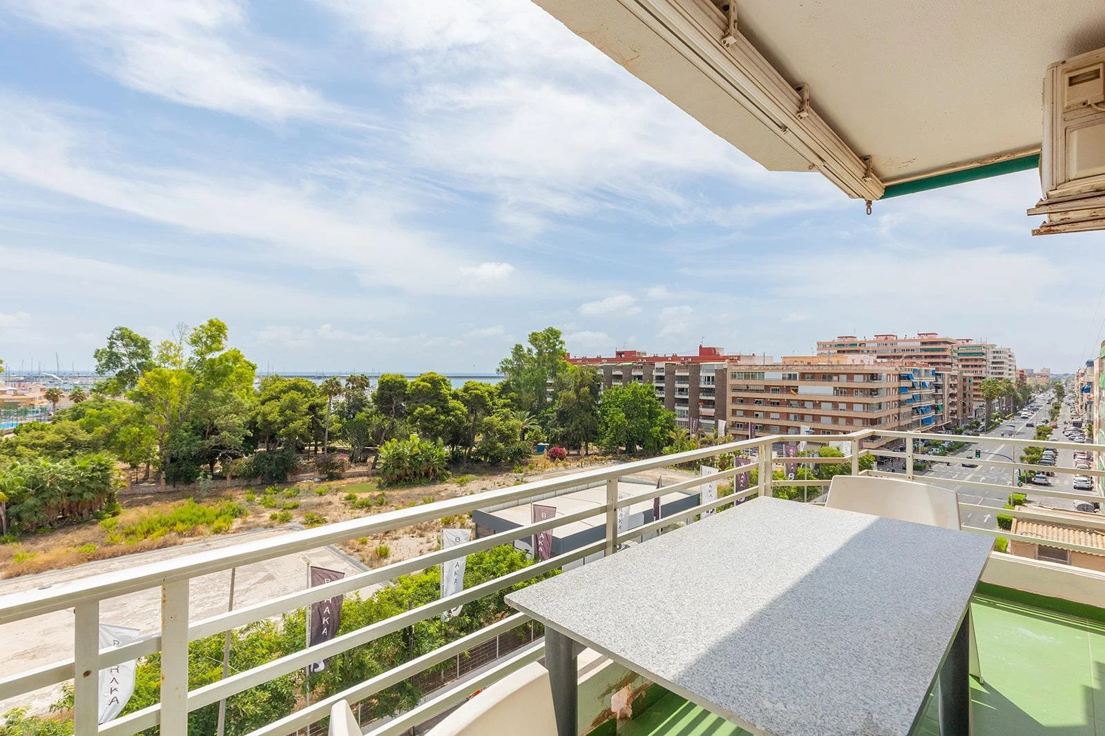 ¡EXCELENTE OPORTUNIDAD CON VISTAS AL MAR Y AL PUERTO DE TORREVIEJA!