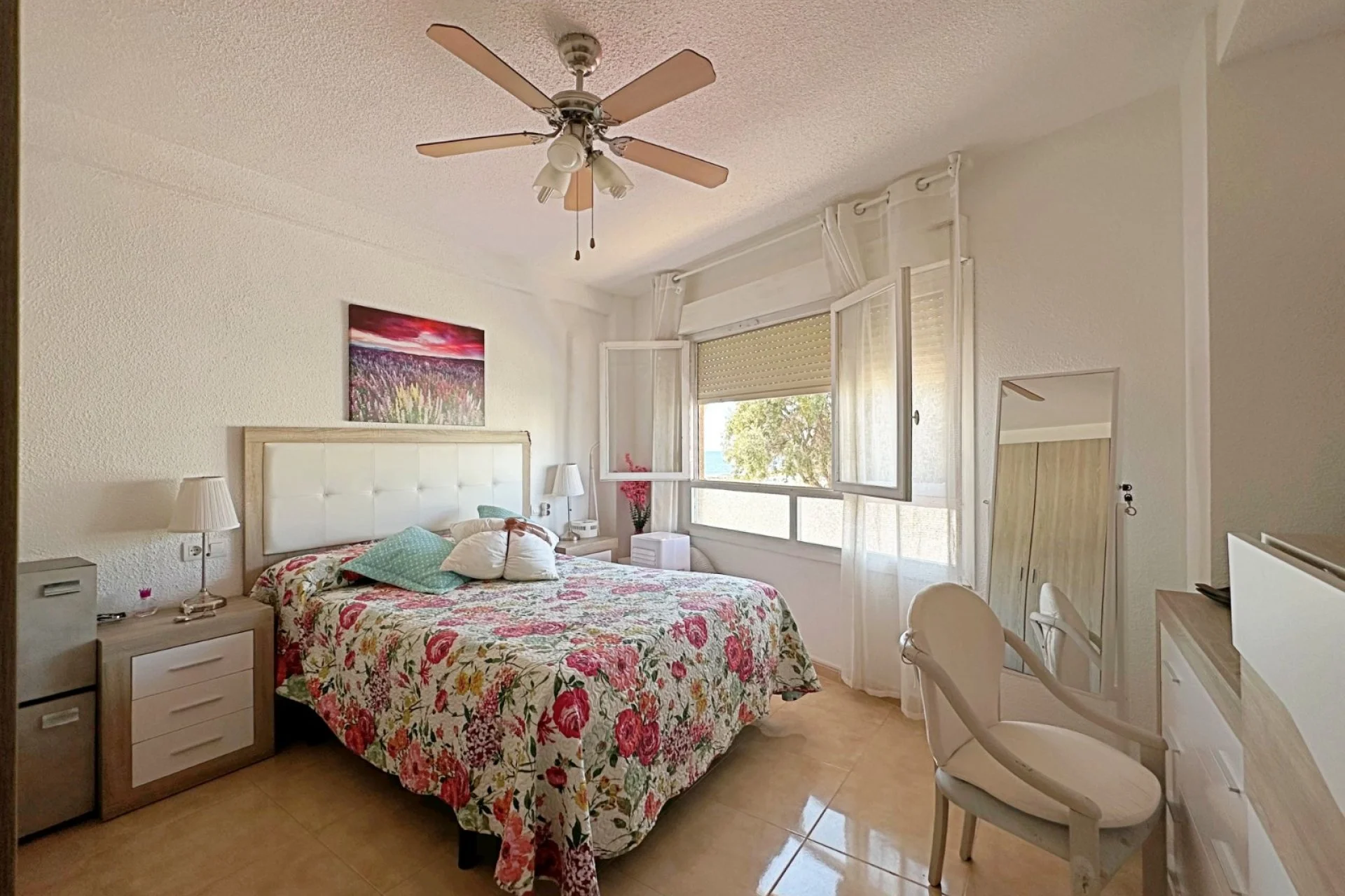¡ACOGEDOR APARTAMENTO DE 3 DORMITORIOS JUNTO AL MAR CON VISTAS AL MEDITERRÁNEO!