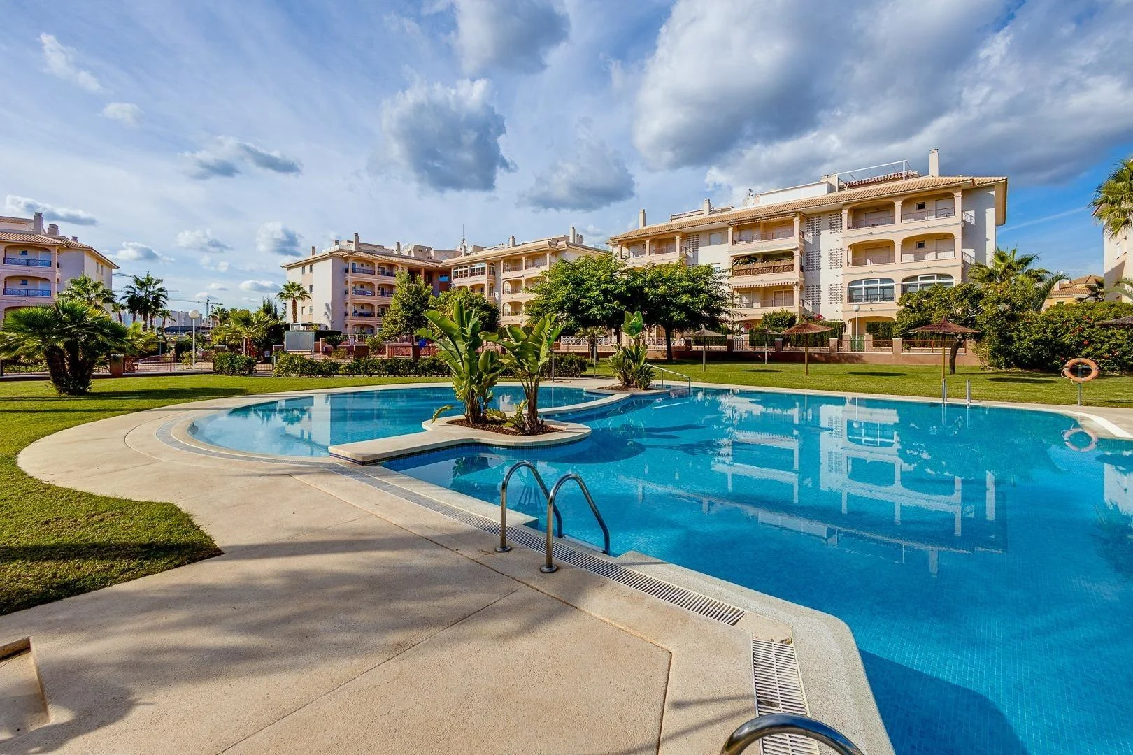 EXCLUSIVO APARTAMENTO DE 2 DORMITORIOS EN PLAYA FLAMENCA – RESIDENCIAL “LAGUNA GOLF”