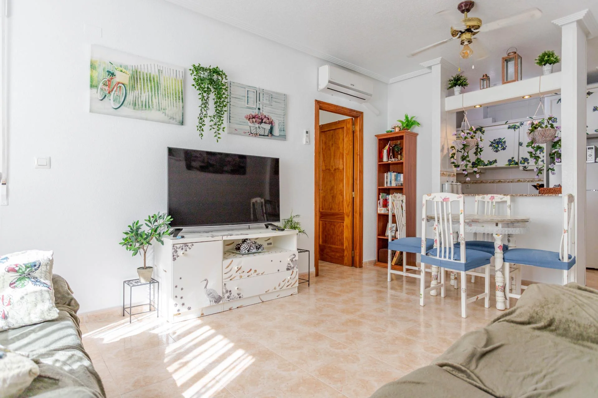 Piso de 2 Habitaciones con Piscina Comunitaria a 750 Metros de la Playa en Parque de las Naciones, Torrevieja