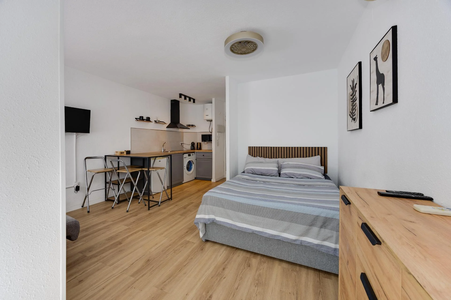 ESTUDIO REFORMADO CON BALCÓN CERCA DE LA PLAYA EN TORREVIEJA