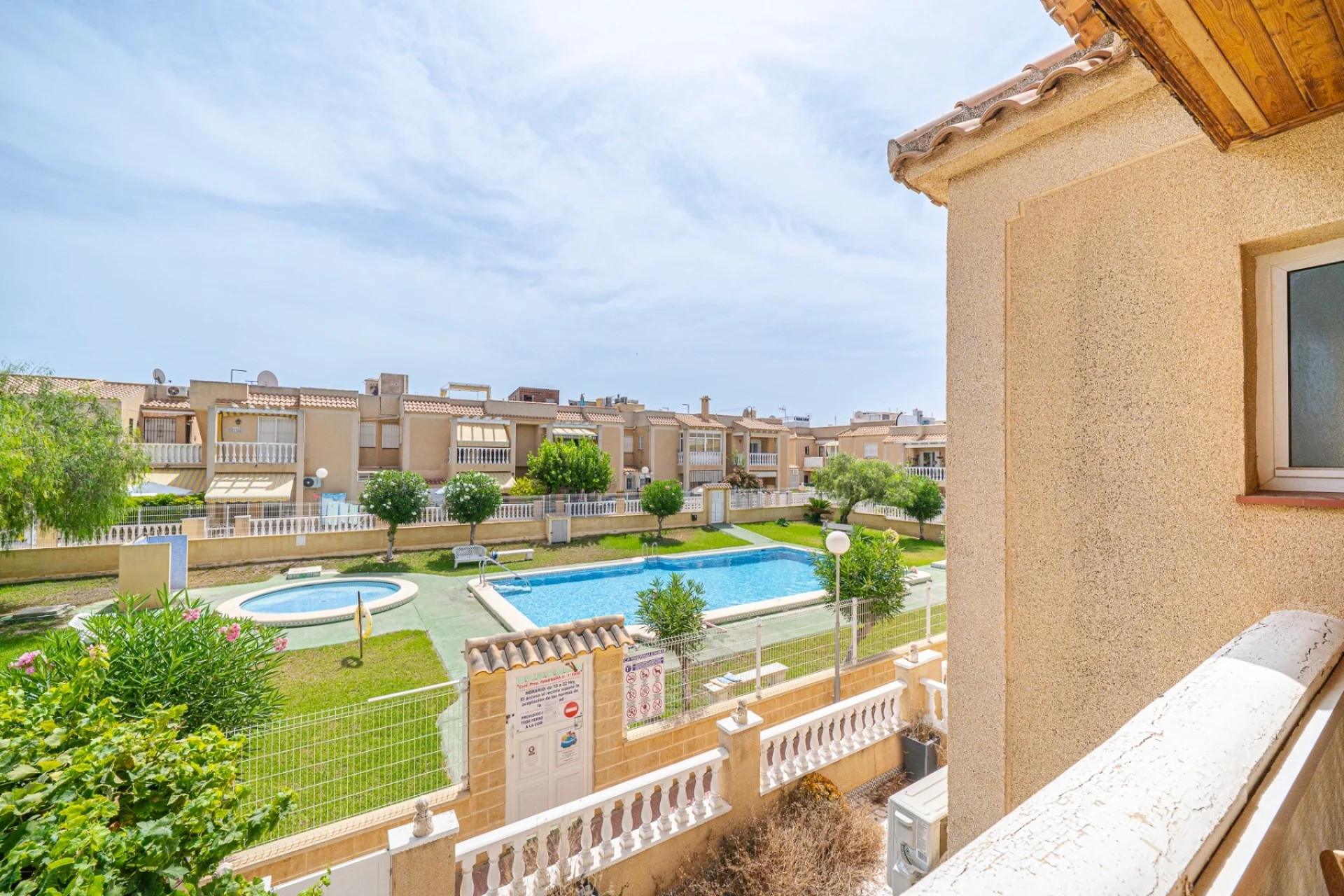 ÁTICO DE 2 DORMITORIOS CON JARDÍN PRIVADO Y SOLÁRIUM EN TORREVIEJA