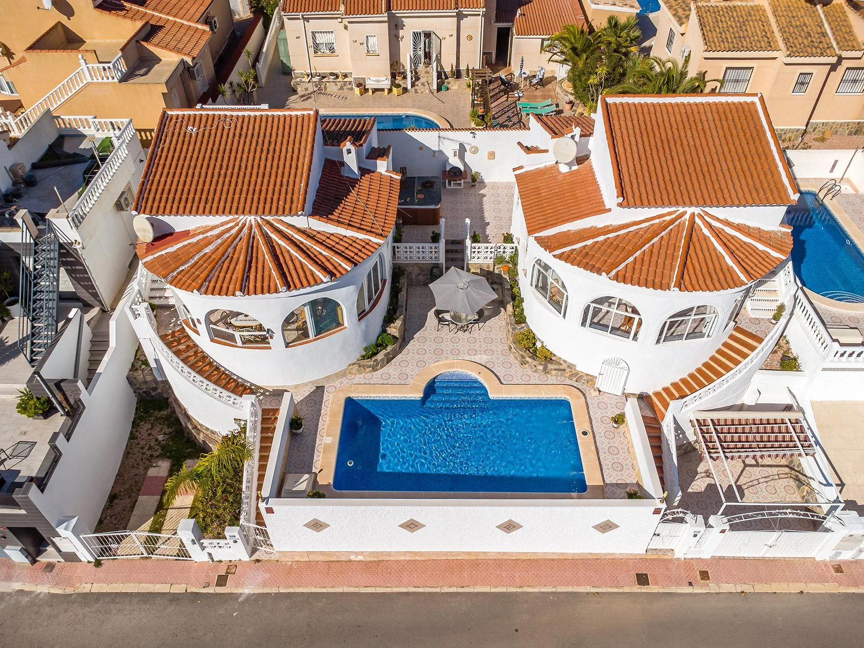 DOS IMPRESIONANTES VILLAS GEMELAS CON PISCINA PRIVADA EN CIUDAD QUESADA