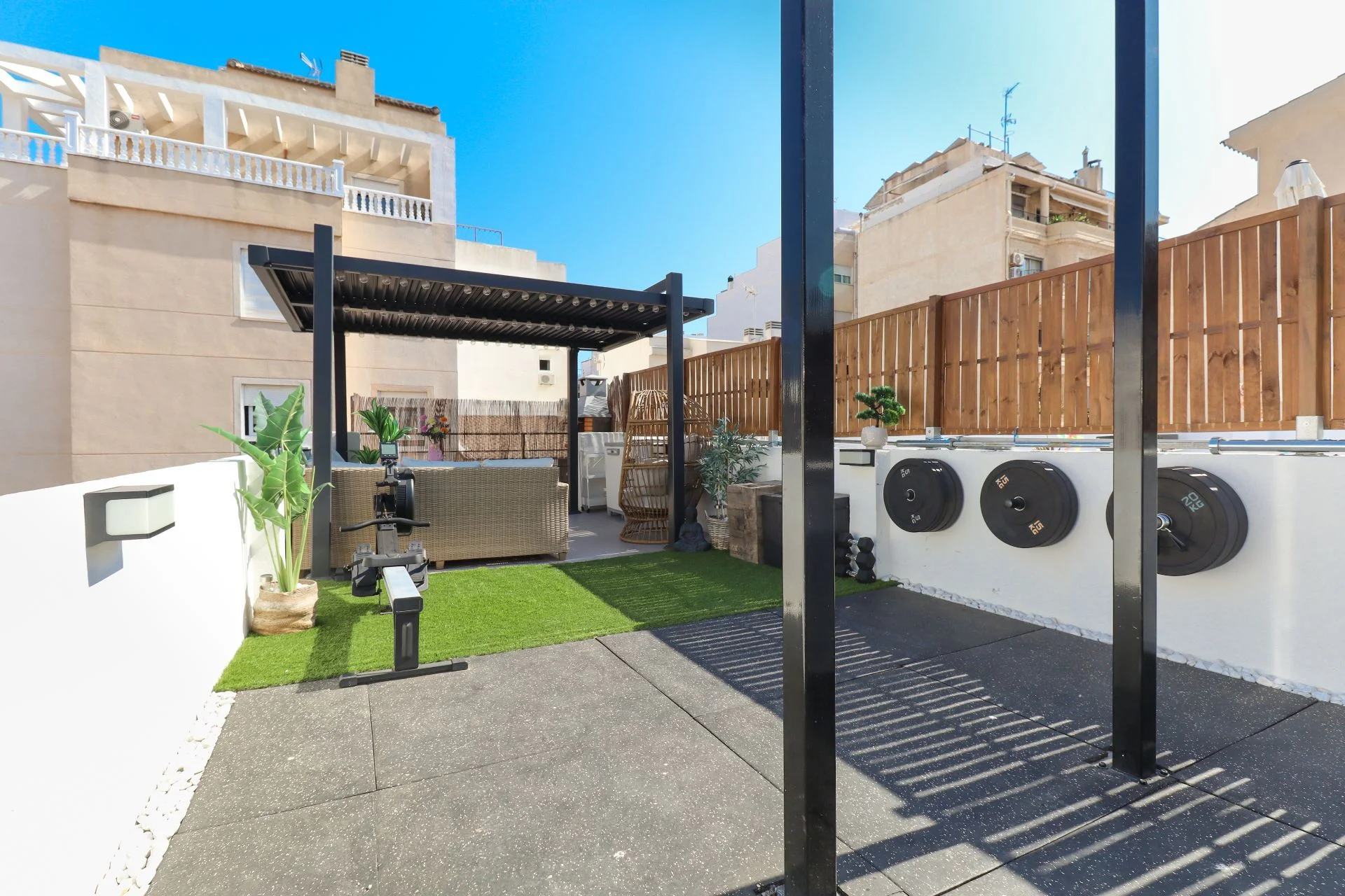 CASA EXCLUSIVA EN EL CENTRO DE TORREVIEJA CON SOLÁRIUM DE 60 M²